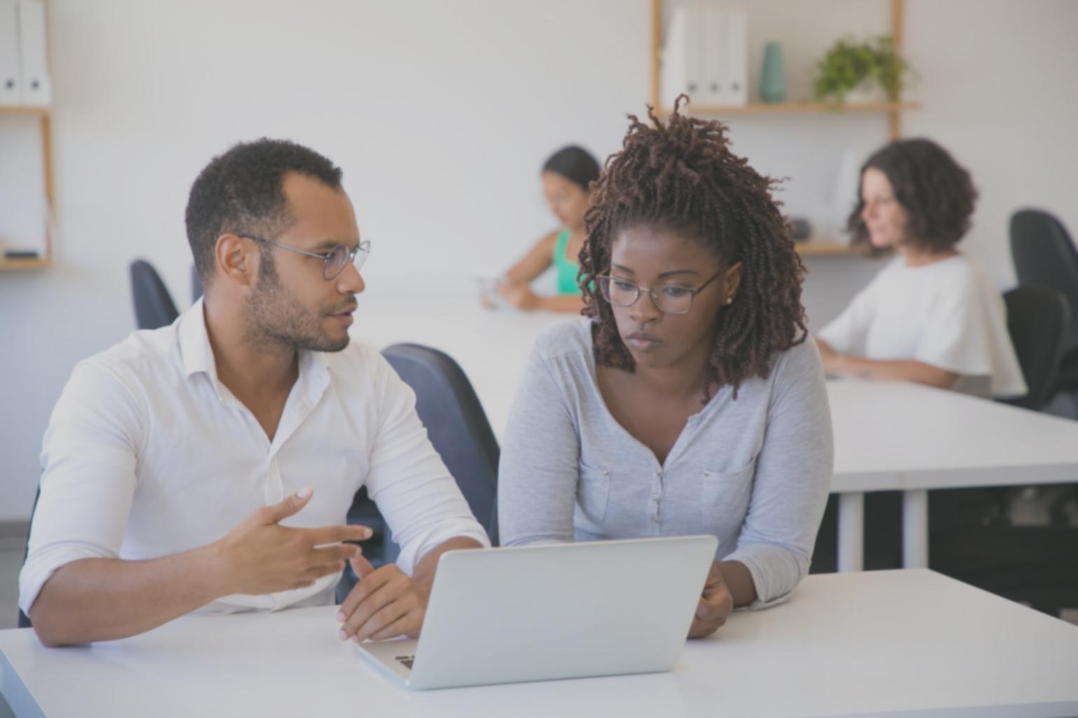 Analyse de données SEO sur écran d'ordinateur